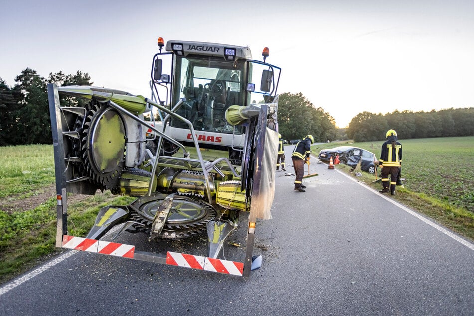 Ein Feldhäcksler und ein Kleinwagen krachten auf der Dresdner Straße bei Wilschdorf zusammen.