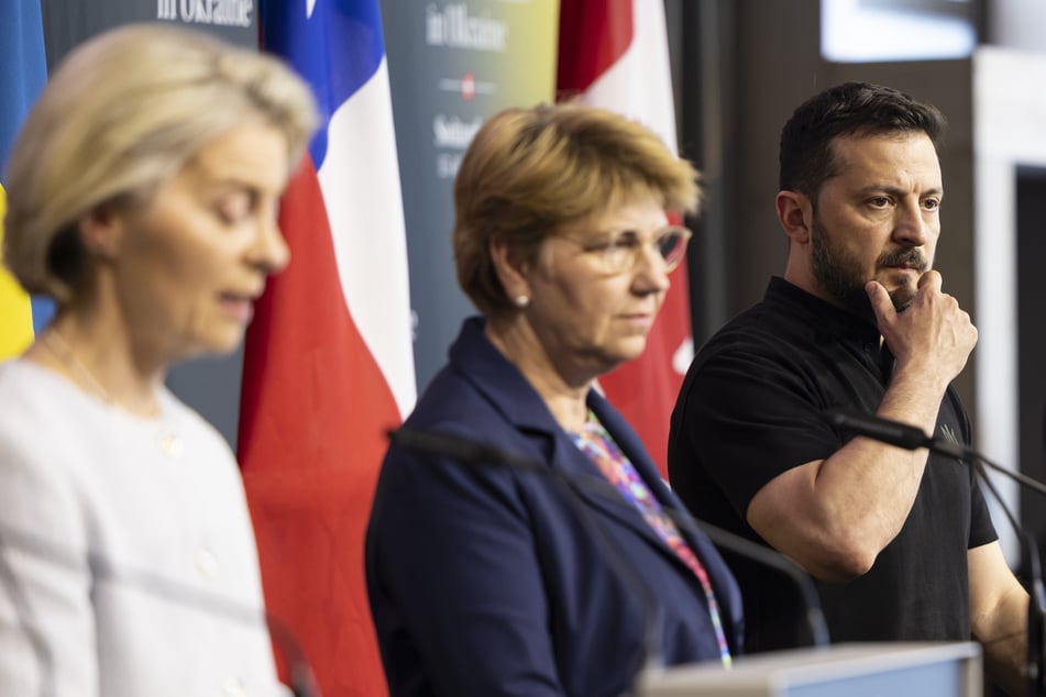 Wolodymyr Selenskyj (46, r.) sieht skeptisch aus. Die Schweizer Bundespräsidentin Viola Amherd (62, m.) und EU-Kommissions-Präsidentin von der Leyen (65, CDU) bei der Abschlusspressekonferenz des Gipfels zum Frieden in der Ukraine.