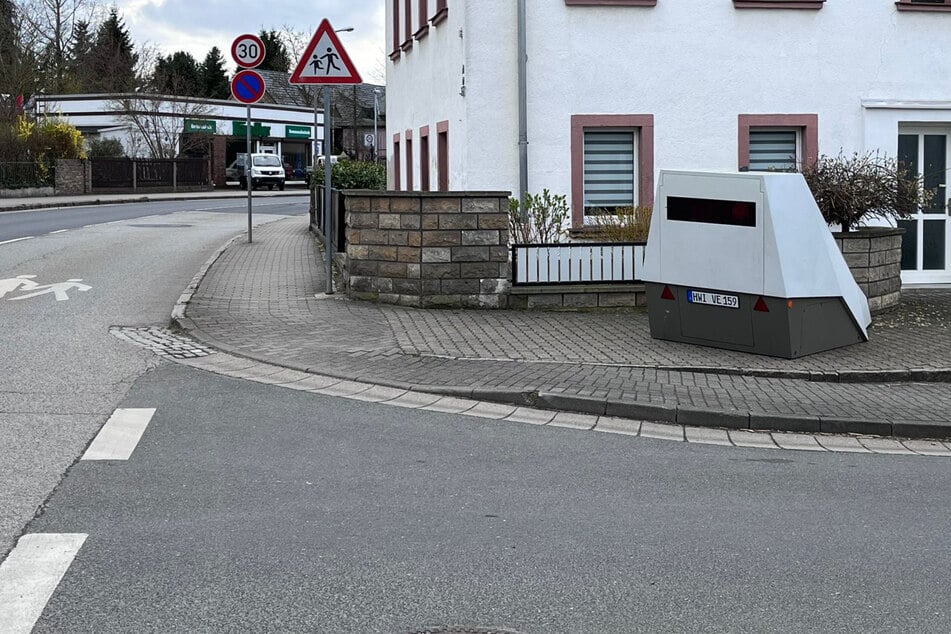 Superblitzer wacht in neuem Revier über Tempo 30 am Bahnübergang