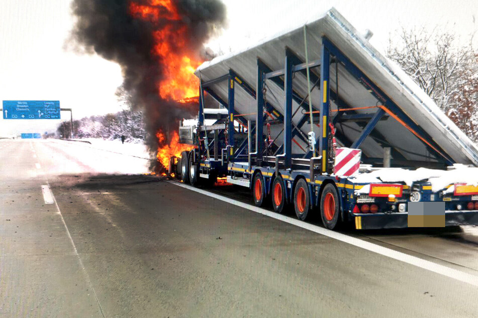 Laster in Flammen! Sperrung auf A4 bei Chemnitz