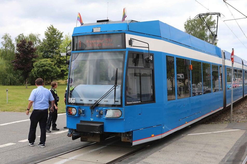 In Rostock sind am heutigen Dienstag ein Transporter und eine Straßenbahn miteinander kollidiert.