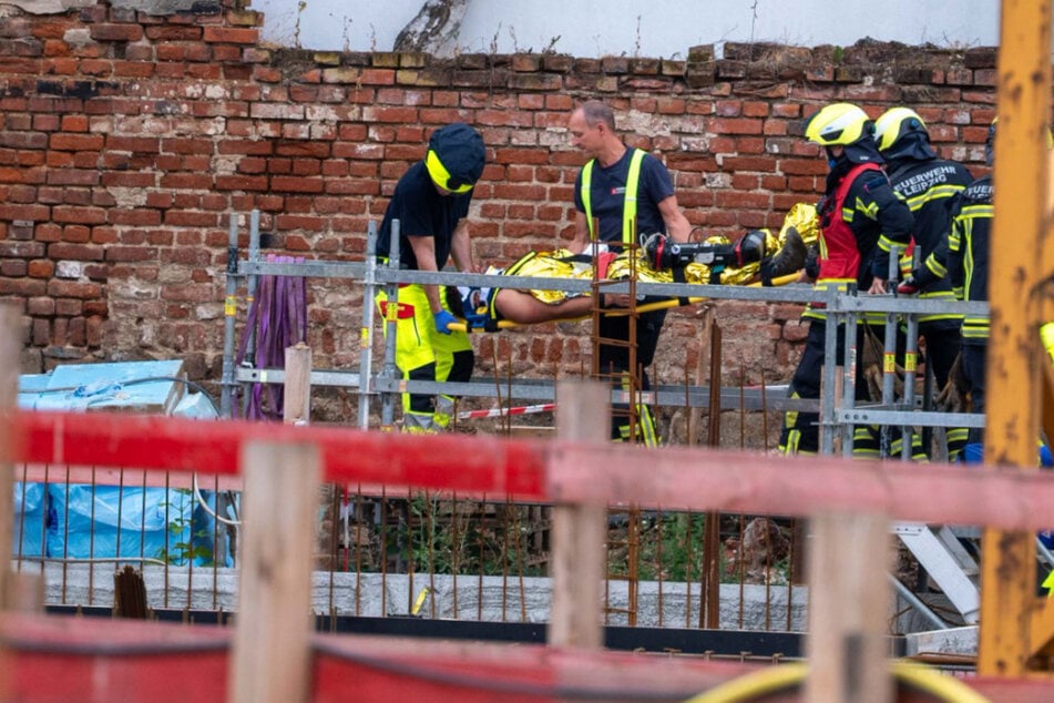 Leipzig: Höhenrettung im Einsatz: Bauarbeiter stürzt von Leiter in mehrere Meter tiefe Grube