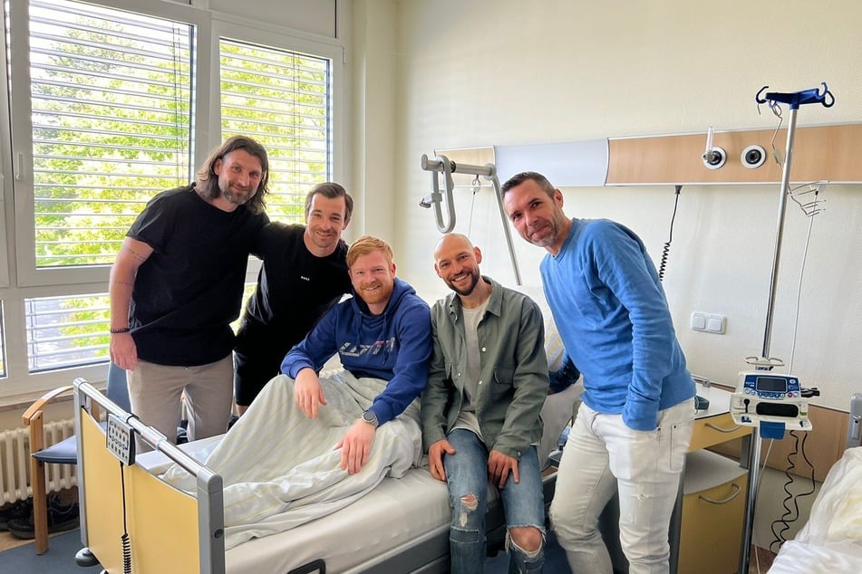 Fabian Kalig (31, M.) bekam im Krankenhaus Besuch von Robin Lenk (40, l.), Martin Männel (36, 2.v.l.), Philipp Riese (34, 2.v.r.) und CFC-Coach Christian Tiffert (42).