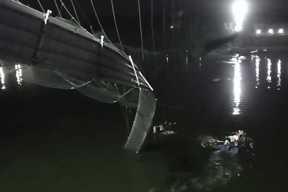 Das Unglück passierte in der indischen Stadt Morbi. Möglicherweise stürzte die Brücke unter der Last zu vieler Menschen ein.