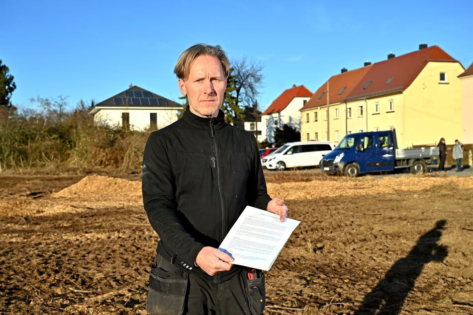 Dachdecker Patrick Barthel (54) ist sauer: Er erfuhr erst spät davon, dass vor seiner Haustür ein Solarpark gebaut wird.