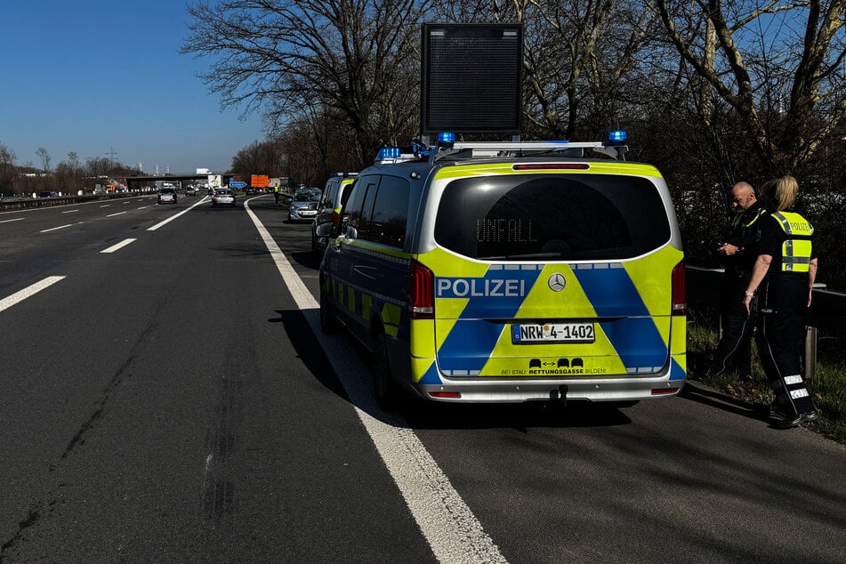 Für die Sicherung der Unfallstelle sperrte die Polizei die A555 in Richtung Köln zwischenzeitlich komplett.