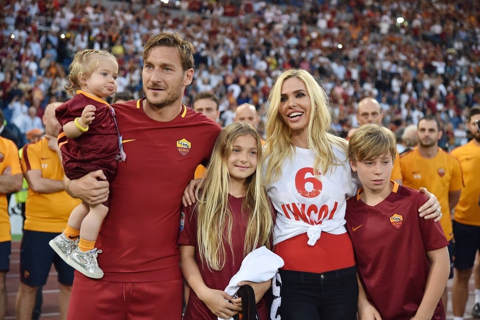 Francesco Totti (45) am Tag seines Abschiedes bei der AS Roma mit seiner Frau Ilary Blasi (41) und den drei Kindern Isabel (v.l.), Chanel und Christian. (Archivbild)