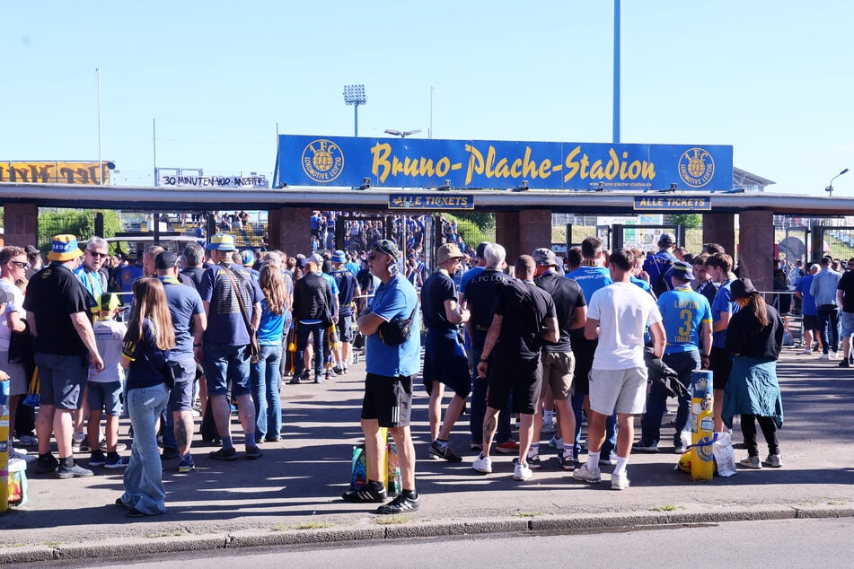 Großer Andrang vor den Stadiontoren. Alle wollen natürlich rechtzeitig zum Anpfiff ím Rund sein.