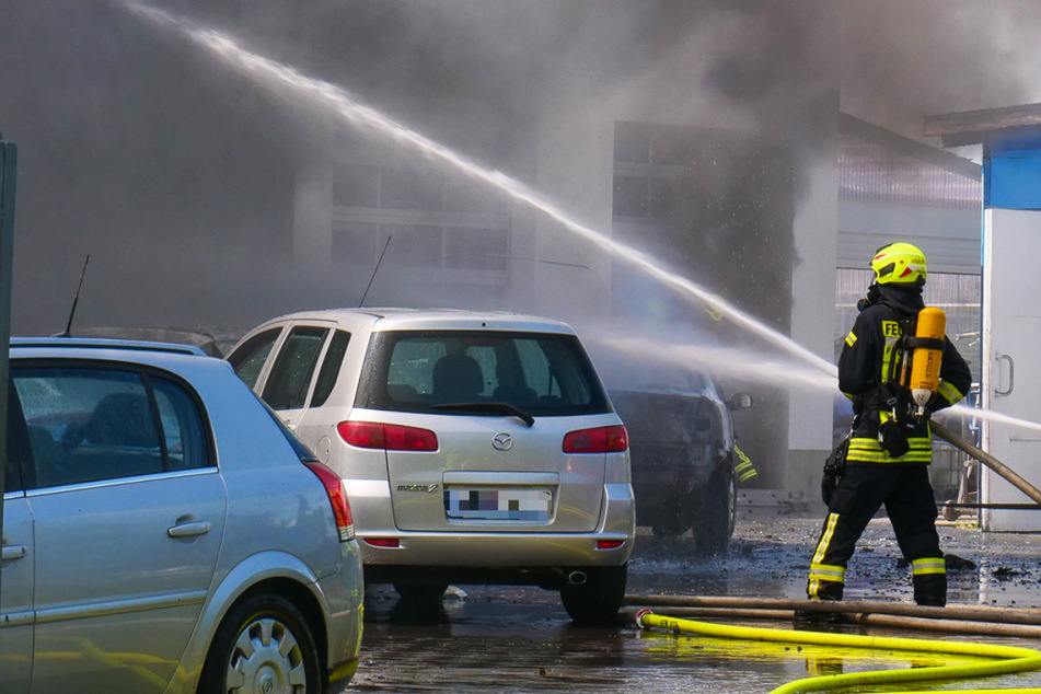 Autowerkstatt in Flammen: Feuerwehrmann verletzt, enormer Sachschaden