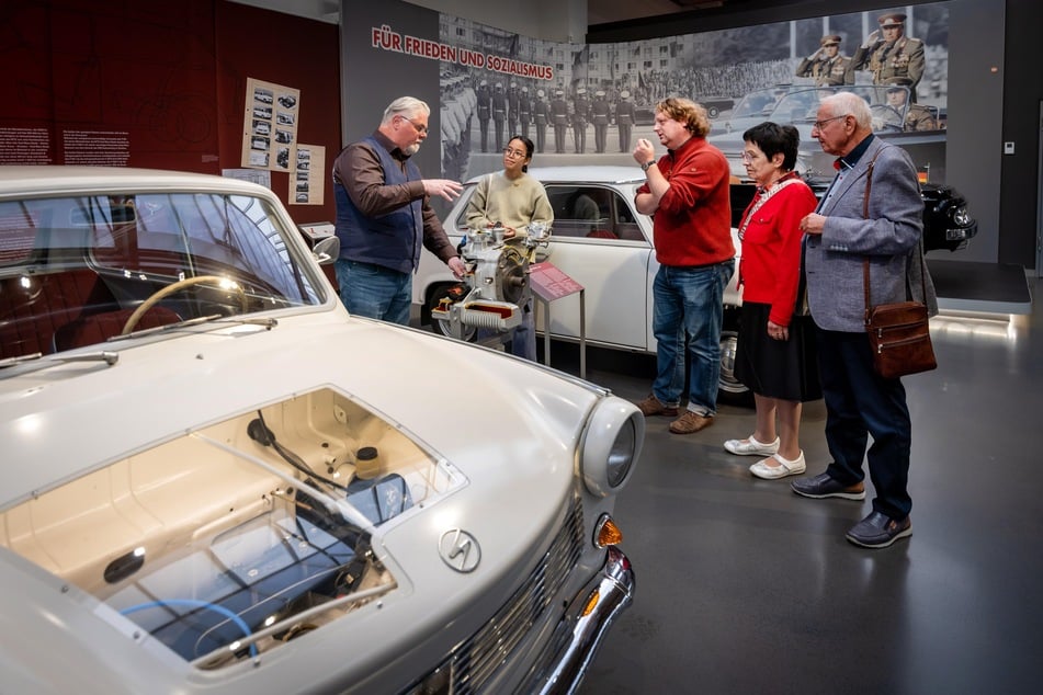 Thomas Müller (58, l.), vom Förderverein des August Horch Museums, erklärt Haruko Nakano (28) und weiteren Besuchern das Schnittmodell.
