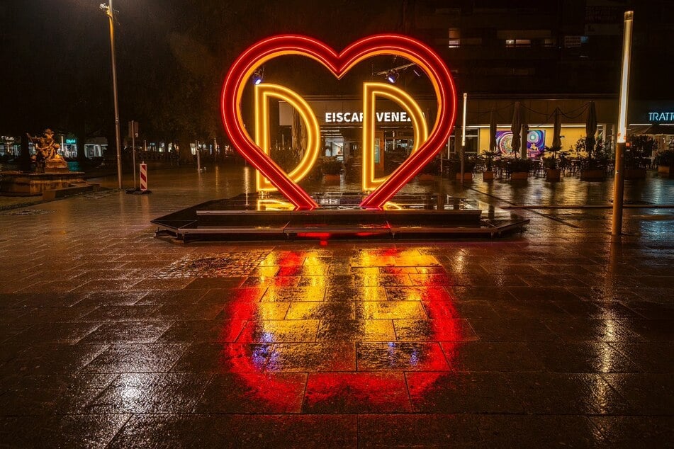 Im Zeichen der Vielfalt steht der leuchtende Foto-Spot auf dem Neustädter Markt in Dresden.