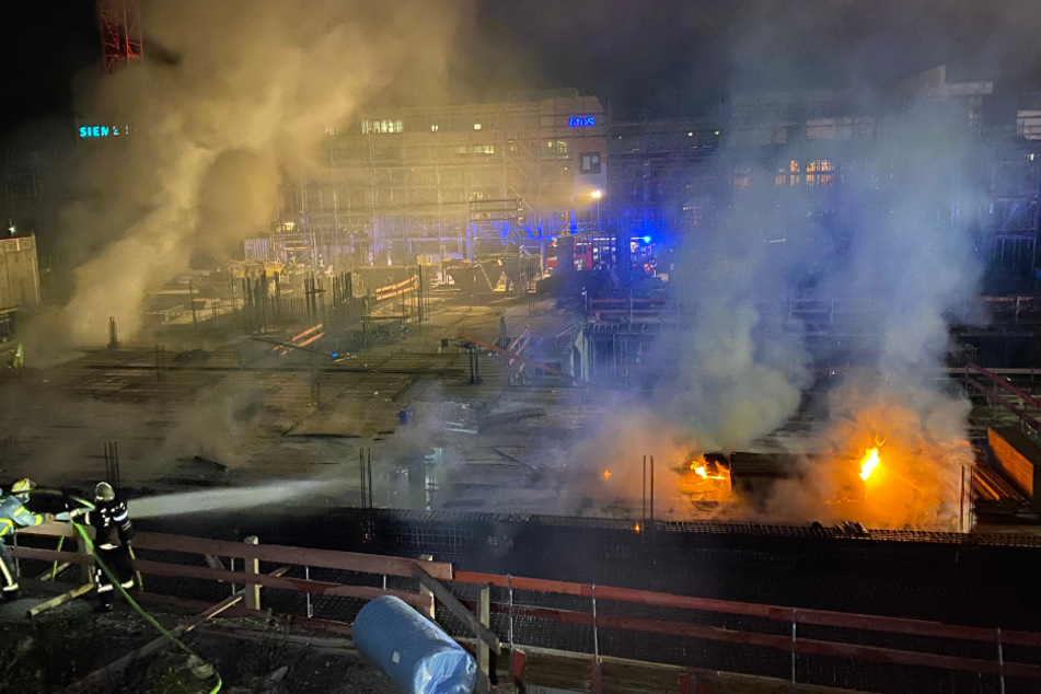 Die Feuerwehr löscht die Flammen.