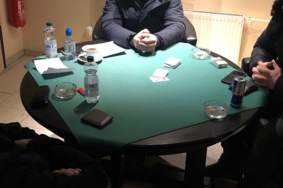 Polizei findet Geheimtür im Keller und löst Pokerrunde auf