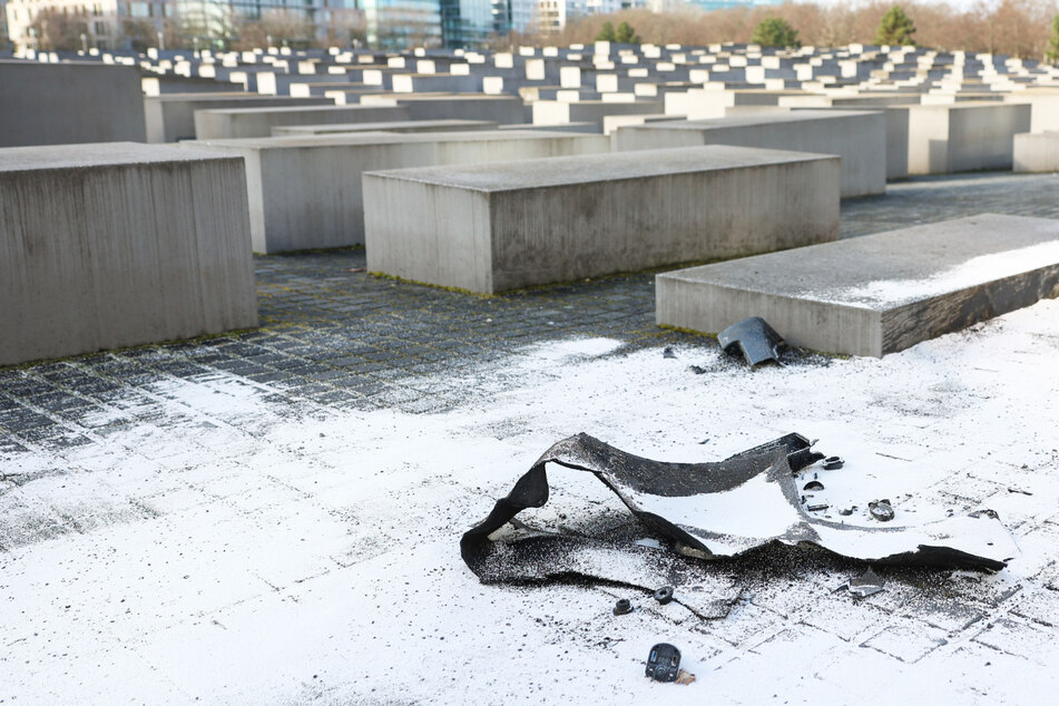 Nach dem Unfall am Holocaust-Mahnmal in Berlin-Mitte liegen noch Trümmerteile herum.