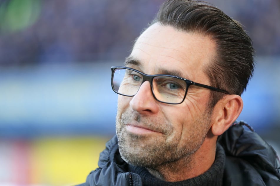 Geschäftsführer Michael Preetz aus Berlin steht am Spielfeldrand.(Archivbild)