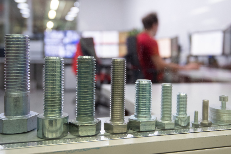 Schrauben stehen im Fenster eines Büros in der Logistik des Großhändlers für Befestigungs- und Montagetechnik Würth.