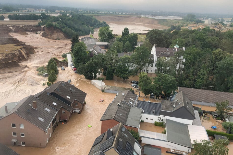 Die Häuser werden in Erftstadt noch immer unterspült, weswegen weiterhin Lebensgefahr bestehe.