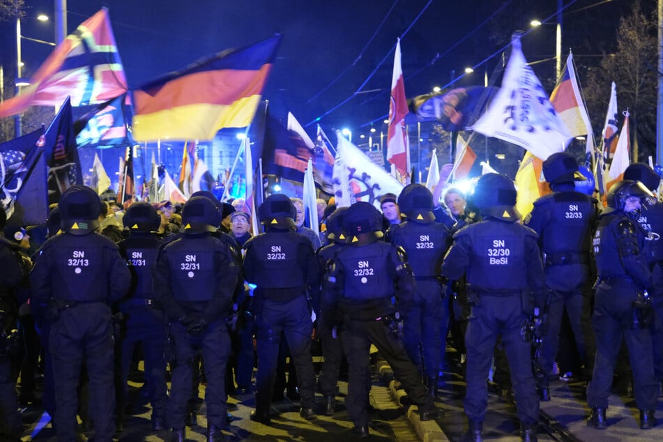 "Bekämpfung des Rechtsextremismus": Polizisten stoppt in Leipzig rechte "Ami go home"-Demo.