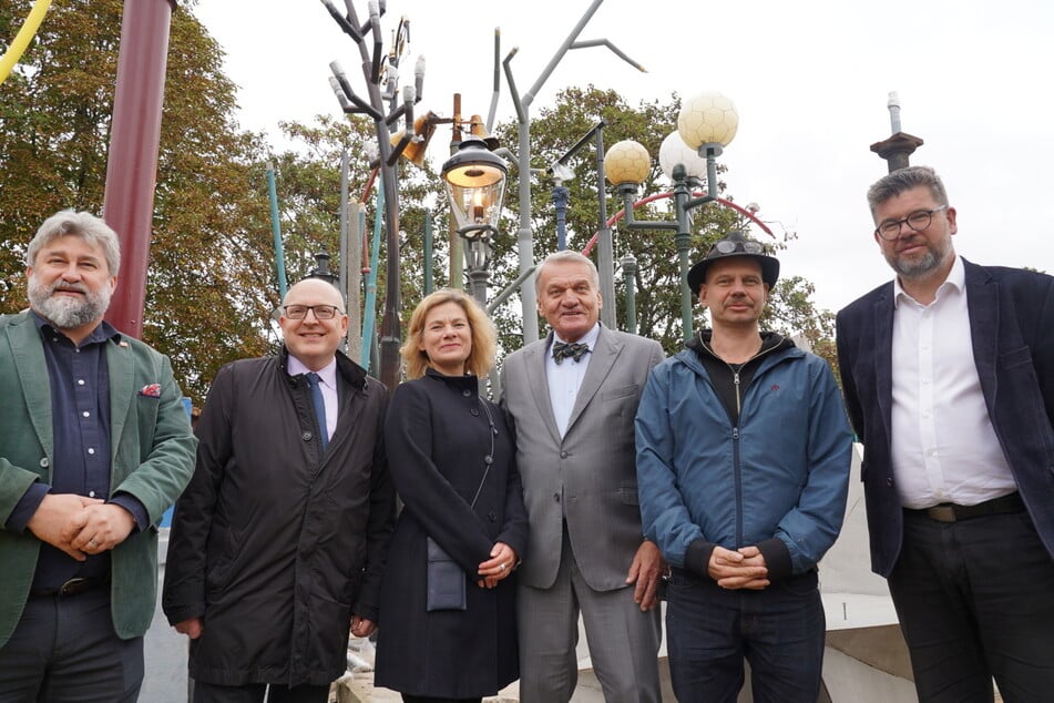 OB Sven Schulze (52, SPD, 2.v.l.) und sein Prager Amtskollege Bohuslav Svoboda (80, 3.v.r.) am heutigen Freitag bei der Übergabe.