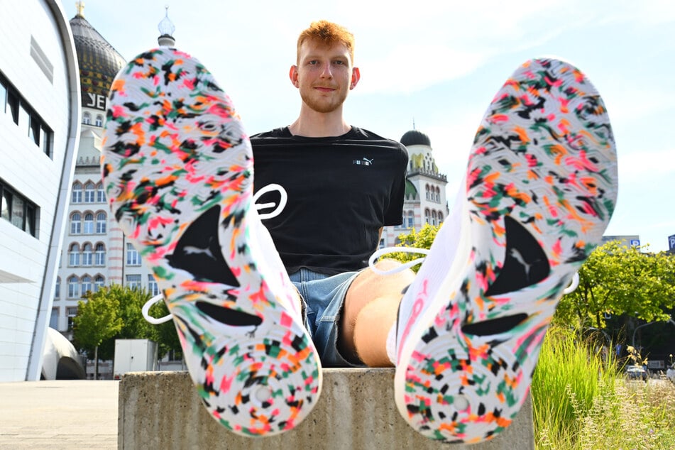 Weil Daniel Bláha Schuhgröße 53 trägt, wartet er noch immer auf die passenden Badelatschen vom Partner des HCE. Immerhin: Die richtigen Sportschuhe hat er dabei.