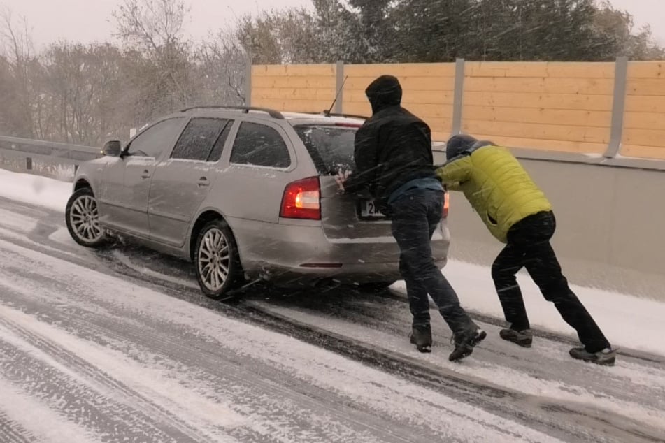 Zahlreiche Autofahrer, die offenbar noch mit Sommerreifen unterwegs waren, wurden von dem Wintereinbruch überrascht.