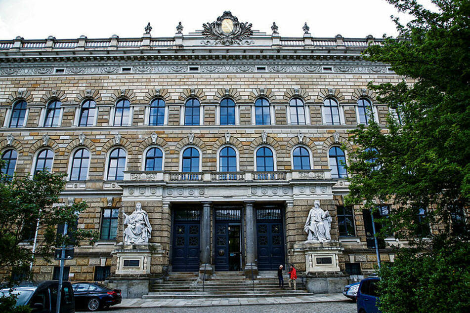 Im Dresdner Justizzentrum kümmern sich jetzt die auf Korruptionsfälle spezialisierte Ermittlungseinheit "INES" um den illegalen Fahrradverkauf bei der Polizei.