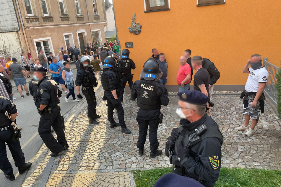 In Zwönitz versammelten sich am Montagabend mehrere Teilnehmer zu einer Corona-Demo. Die Polizei löste die Veranstaltung auf.