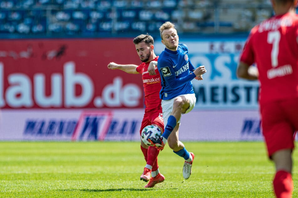 FSV-Mittelfeldspieler Can Coskun (l.) im Zweikampf mit Nik Omladic.