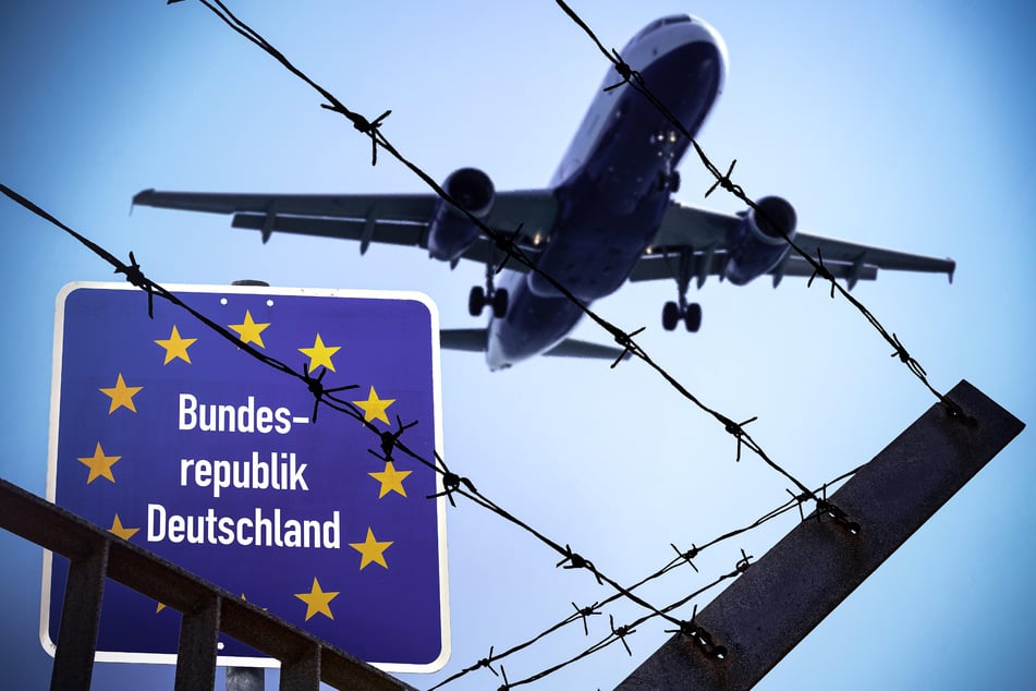 Flug zurück in die Heimat: In den ersten drei Quartalen dieses Jahres wurden 707 ausreisepflichtige Ausländer aus Sachsen abgeschoben, 1292 gingen freiwillig.