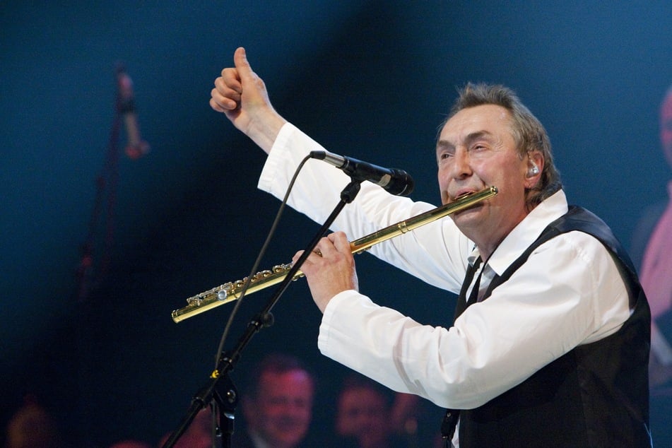 Bernd Aust (heute 81) im Jahr 2012 an der Querflöte. 2015 endete mit einem letzten Konzert die Geschichte von "electra".