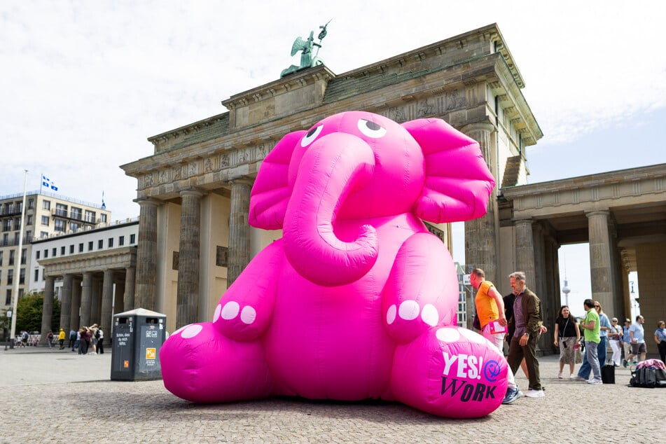 Was ist denn hier vor dem Berliner Wahrzeichen los?