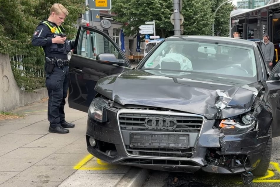 Die beiden beteiligten Autos wurden bei dem Unfall stark beschädigt und mussten abgeschleppt werden.´