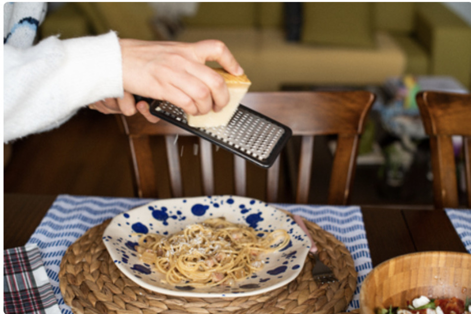 Sogar der Schinken ist nicht obligatorisch: Typische Spaghetti Carbonara bestehen lediglich aus Nudeln, Pfeffer, Ei und Käse.