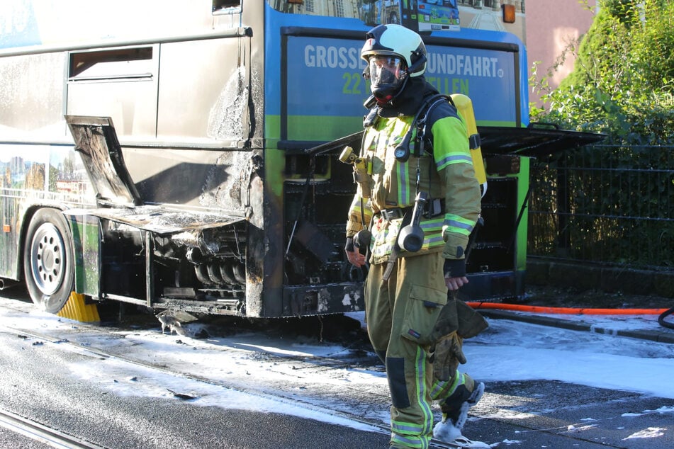 Mit reichlich Schaum und Wasser konnte die Feuerwehr den Busbrand zügig löschen.