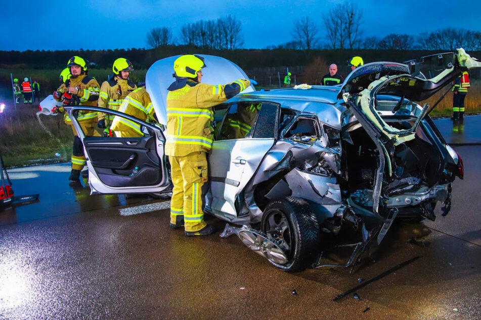 Unfall A: Fahrzeug überschlägt sich: Stau-Chaos nach Unfall auf A10