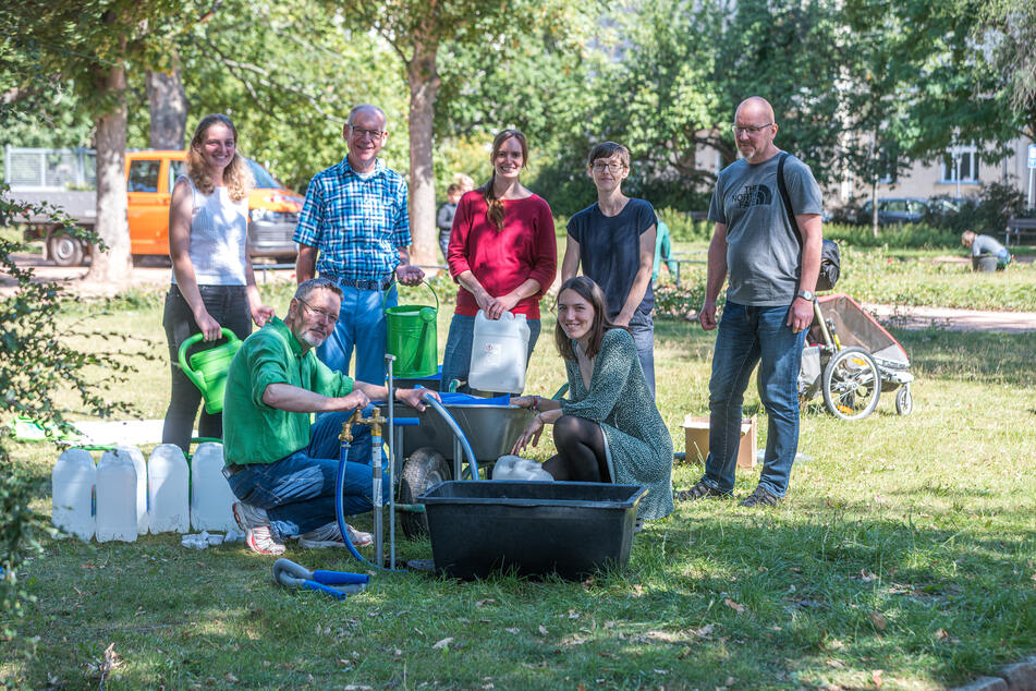 Das breite Bündnis "Dresden giesst" mit Projektinitiatorin Christina Hillebrand (43, 2.v.r.), Anwohner Peter Skyba (59, hockend), Grünen-Stadtrat Wolfgang Deppe (65, 2.v.l.), Louise Hummel-Schröter (35, Mitte) von "Parents for Future" sowie Unterstützer Steffen Löbel (54, r.) vom Amt für Stadtgrün.