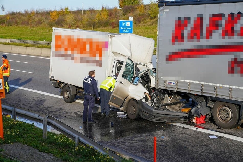 Der Fahrer eines Transporters erkannte das Stauende wohl zu spät. Für ihn kam jede Hilfe zu spät.