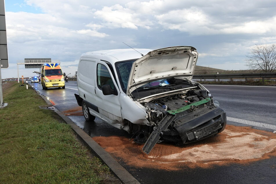 Beide Insassen des Transporters wurden verletzt - am Fahrzeug entstand Sachschaden.