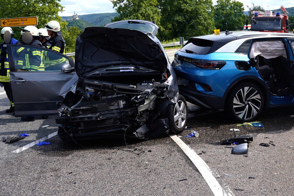 Crash mit Schwerverletzten auf B42: Hubschrauber im Einsatz, Straße stundenlang dicht