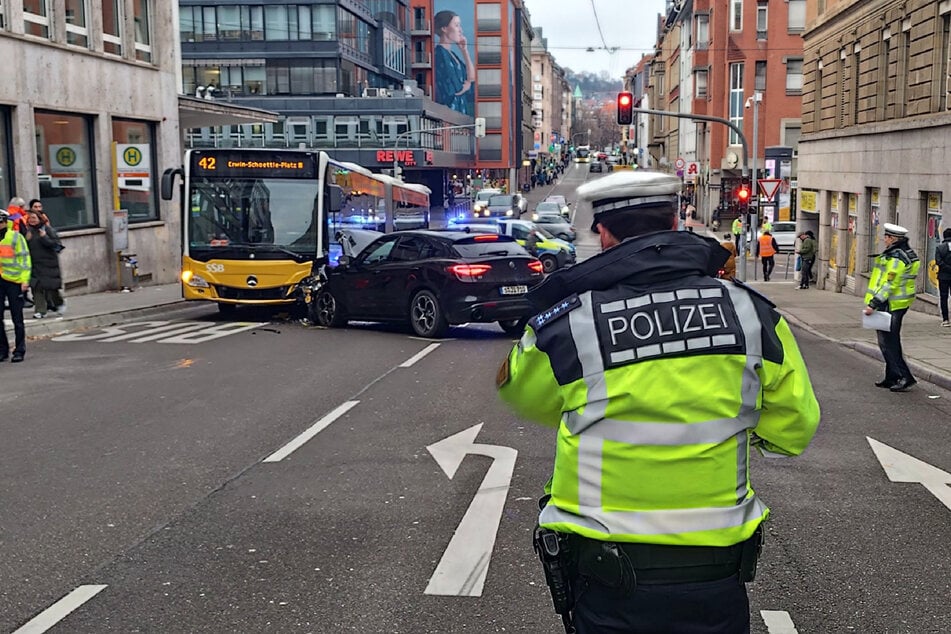 Die Straße wurde kurzzeitig abgesperrt. Der Unfallwagen war nicht mehr fahrbereit.
