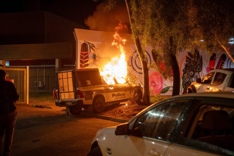 Hunderte von Demonstranten stießen am Krankenhaus von Alice Springs mit Einsatzkräften zusammen. Einige von ihnen forderten "Payback", also die Bestrafung des Mannes gemäß den Traditionen der Ureinwohner in Zentralaustralien.