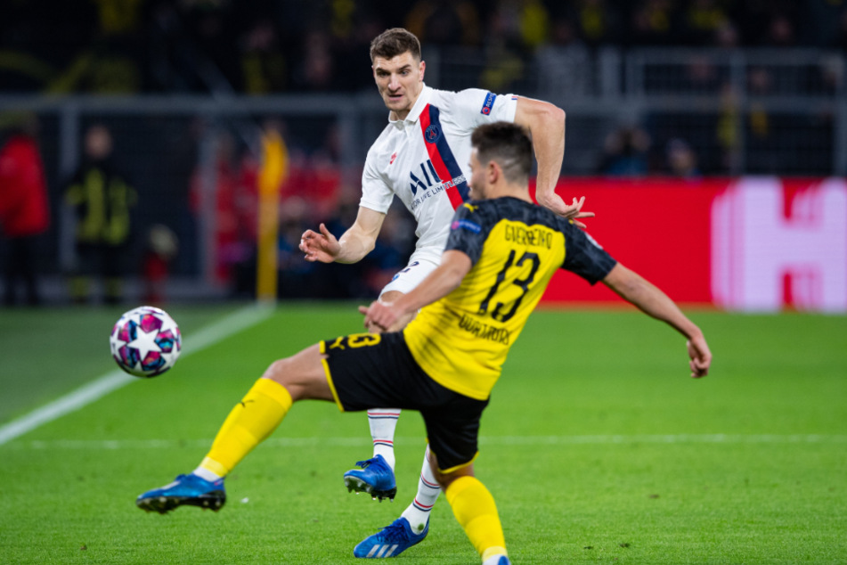 Im Champions-League-Achtelfinale 2020 traf Thomas Meunier (hinten) bereits auf den BVB und seinen künftigen Teamkollegen Raphael Guerreiro.