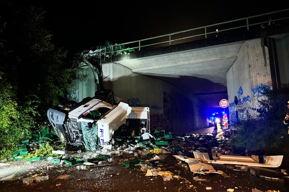 Unfall A2: Aquaplaning! Weintrauben-Lkw stürzt von Autobahn-Brücke