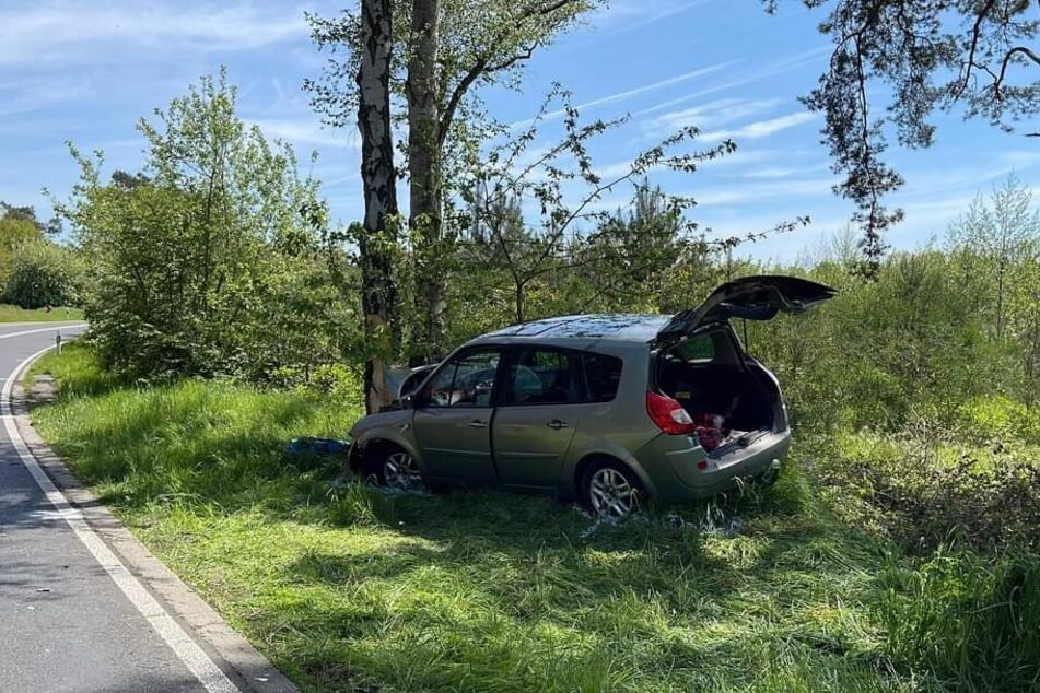 Auto kommt von Straße ab und kracht gegen Baum: Fahrer schwer verletzt