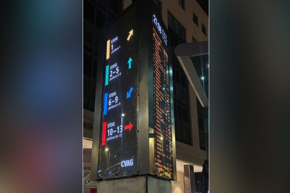 Das dreiseitige Display zeigt auch die Bahnsteige an.