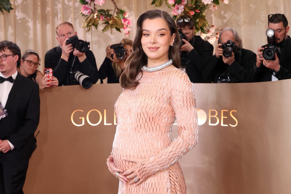 Zuletzt präsentierte die Sängerin Hailee Steinfeld (29) ihren Babybauch bei den "Golden Globes" im Januar 2026.
