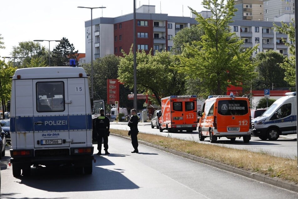 In einem Rewe-Supermarkt in Berlin-Marienfelde hielt ein Mann seit Freitagabend eine Mitarbeiterin als Geisel fest.
