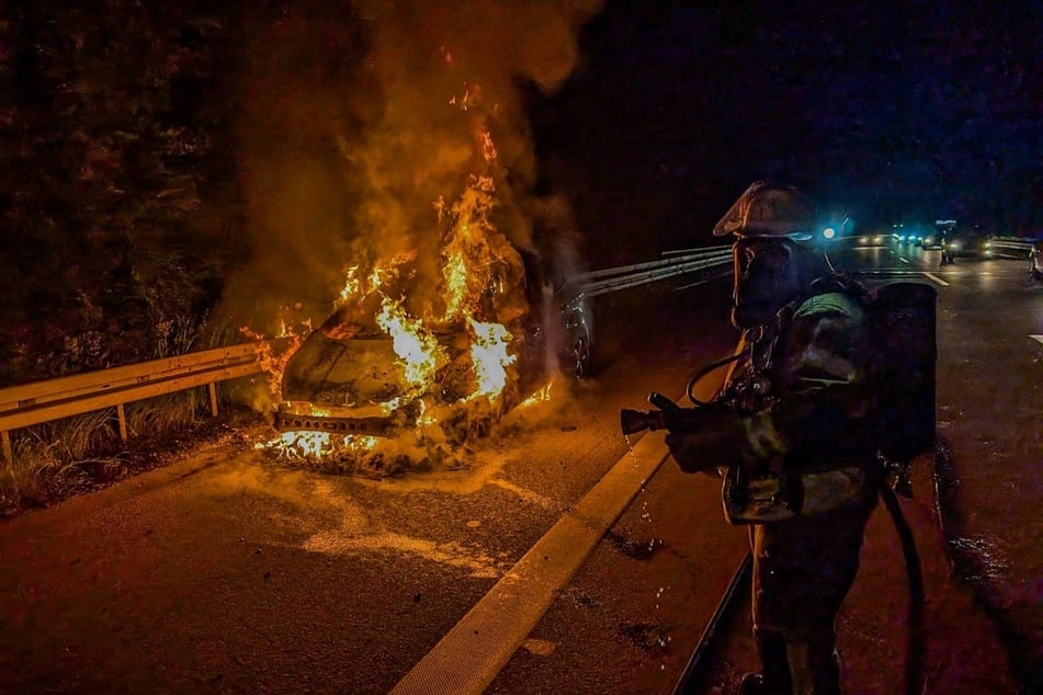 Der Wagen stand lichterloh in Flammen.