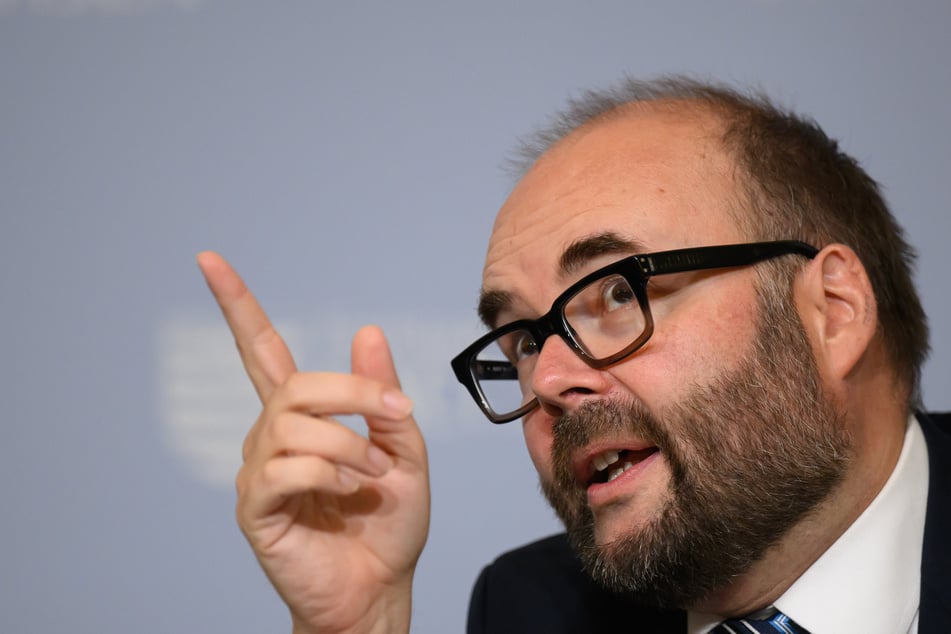 Macht vorerst keine rigorosen Einschnitte beim Personal: Finanzminister Christian Piwarz (50, CDU).