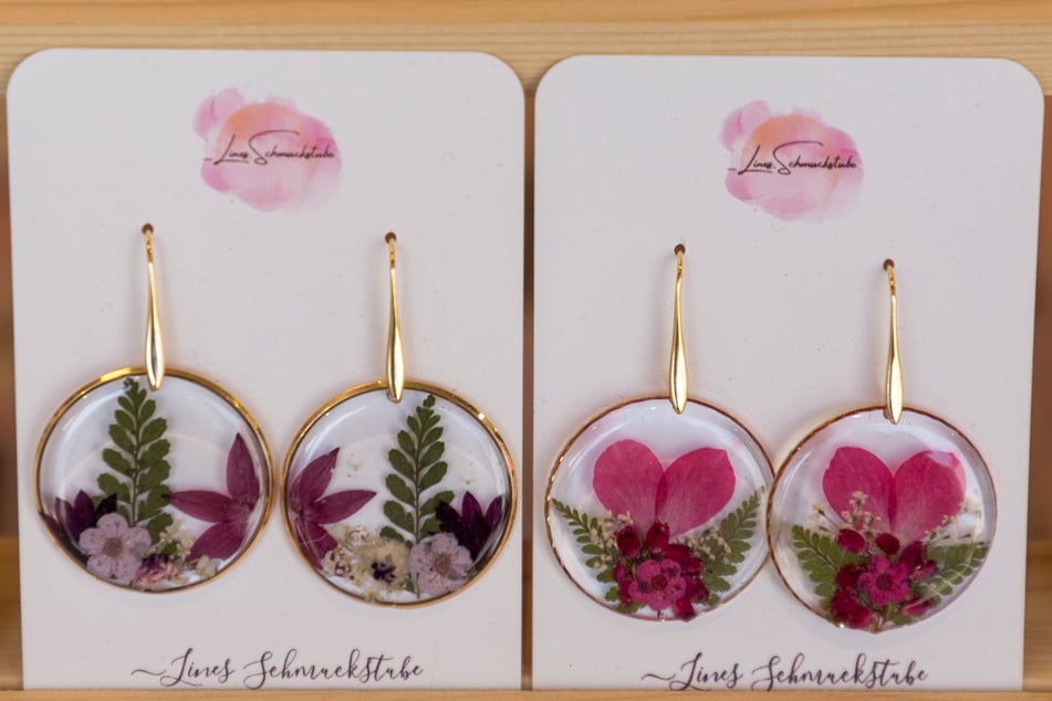 Schmuckstücke aus echten Blumen aus dem Sortiment der "Linesschmuckstube".